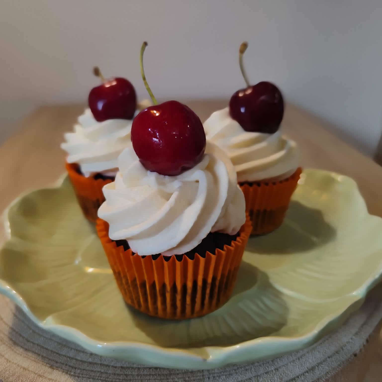 Čokoládové cupcakes s třešní