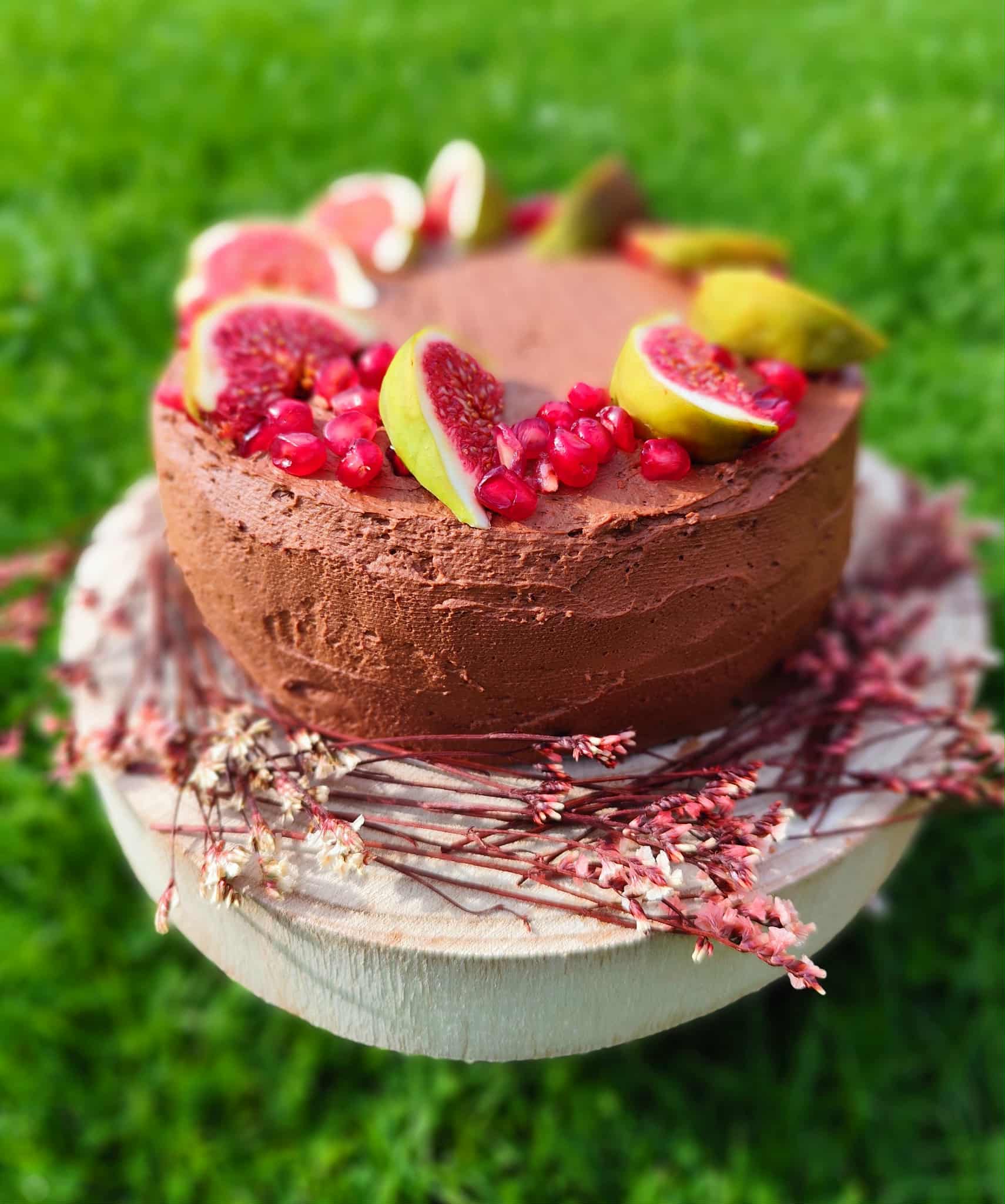 Čokoládový dort s fíky a granátovým jablkem – Cakey Days